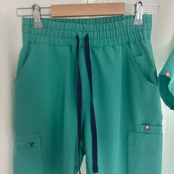 FIGS surgical green scrubs - Picture 4 of 9